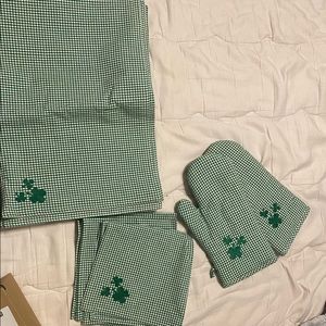 Shamrock Placemats, Oven Mitts, and Napkins